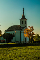 Naklejka premium Kirche im Herbst im Weinviertel