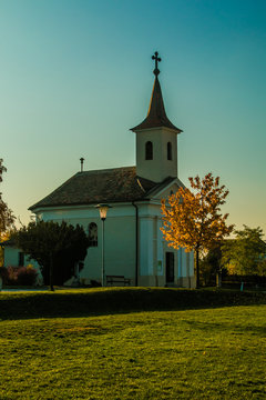 Kirche im Herbst im Weinviertel