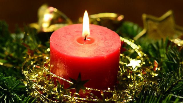 Kerze am Adventskranz
