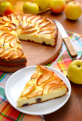 Ñottage cheese casserole with apples.