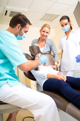 Obraz premium Little girl with her mother at the Dentist .