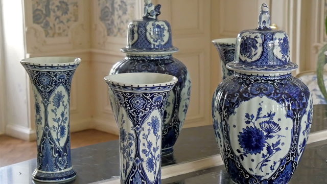 The beautiful vases on display in a house. The vase are in blue and white color and are very ancient in looks