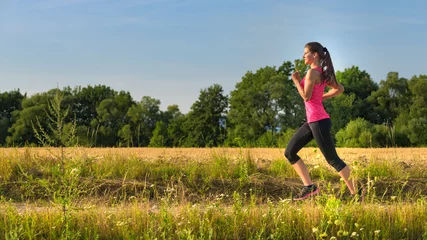 Crédence de cuisine en verre imprimé Jogging Jolie jeune femme faisant du jogging dans la campagne