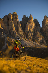 Fototapeta na wymiar cycling in the mountain south tyrol - val gardena