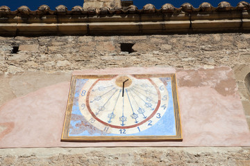 Reloj de sol en una iglesia de Rubielos de Mora, Teruel, España