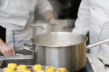 Due cuochi mentre cucinano