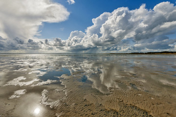 Traumhafte Wolkenstimmung über dem Wattenmeer