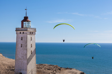 Gleitschirmflieger am versandeten Leuchtturm Rubjerg Knude