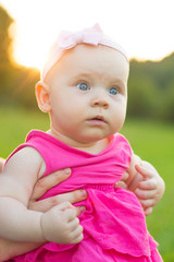 Baby staunt über die Natur