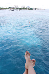 Toma Subjetiva viendo el agua del mar azul