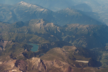 Lac de montagne vue d'un avion.