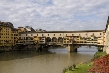Fototapeta na wymiar puente Vecchio en la ciudad de Italia, Florencia