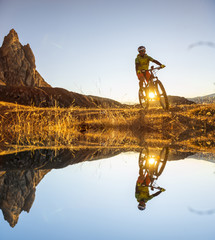 Naklejka premium Mountain bikers on the lake