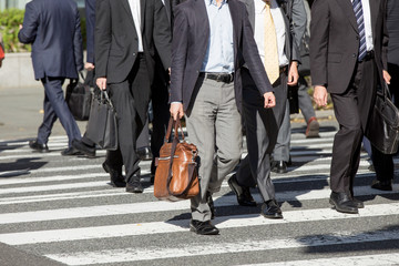 秋の通勤風景（歩くサラリーマン）