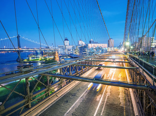 Fototapeta na wymiar Traffic at night along Brooklyn Bridge, New York City