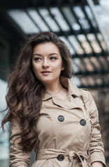 Obraz premium Outdoor lifestyle portrait of pretty young girl in casual style 