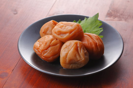 梅干し　Pickled plums  umeboshi