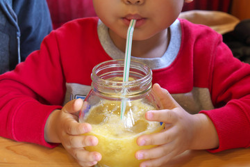 ジュースを飲む子供