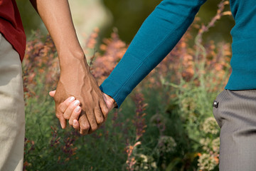 Fototapeta na wymiar Couple holding hands