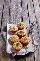 Tomatoes with crunchy sprinkles