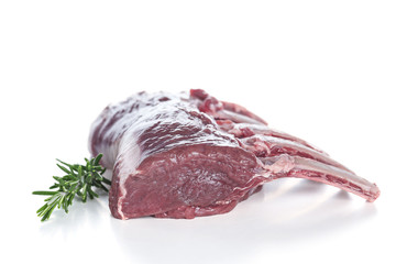 Obraz premium Rohes Hirschkarree als Freisteller
