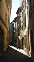 Fototapeta na wymiar Le soleil rentre dans petites rues de Montpellier
