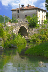 rio, pente y cauce en un pueblo de girona
