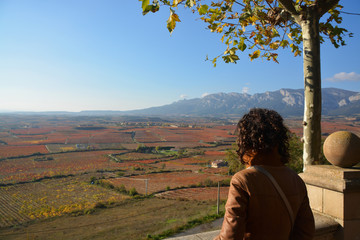 Fototapeta na wymiar disfrutando de los paisajes de La Rioja