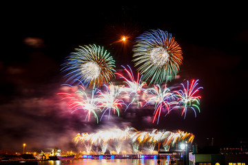 Obraz premium Colorful fireworks exploding