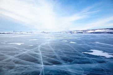 Papier Peint photo Lavable Lac / étang Paysage de glace d& 39 hiver sur le lac Baïkal avec des nuages météorologiques dramatiques