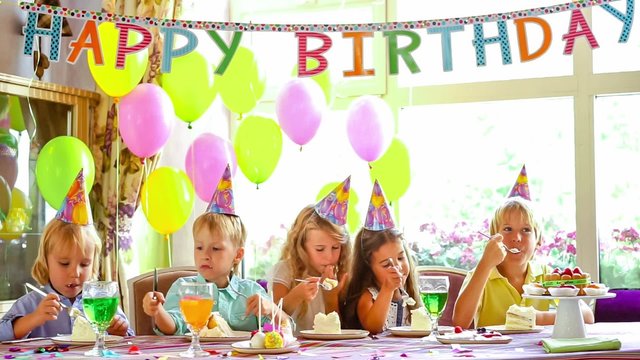 Little cildren eating cake