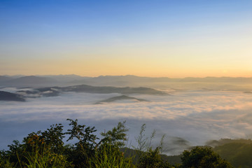 Fototapeta na wymiar sunrise with the fog at the mountain