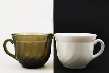 White cup on a black background, black cup on a white background