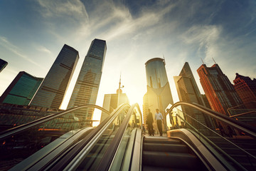 Naklejka premium schody ruchome w centrum finansowym Lujiazui w Szanghaju w Chinach