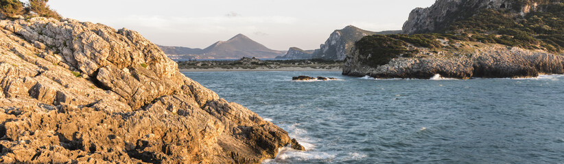 Закат на скалистом берегу