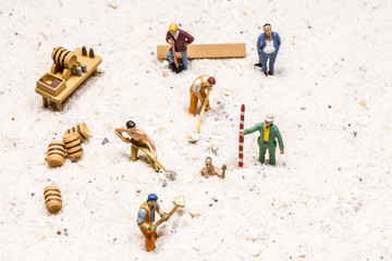 Kleiner Rettungstrupp schaufelt Opfer im Wüstensand frei