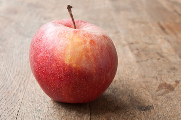 pomme rouge sur table en vieux bois