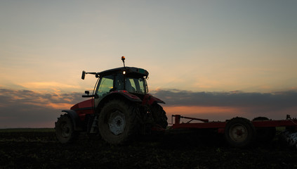 Obraz premium tractor plowing a field