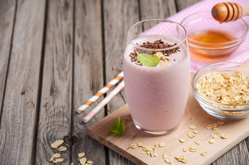 Strawberry and banana smoothie with oatmeal 