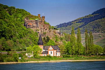 Fototapeta na wymiar Clemenskapelle und Burg Reichenstein