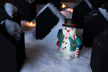 Schneemann in einer Modellstadt