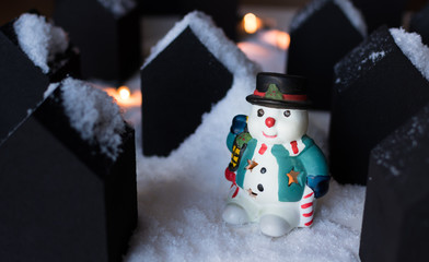 Schneemann in einer Modellstadt