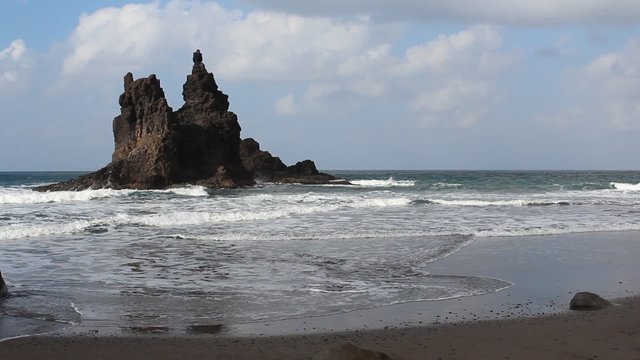 felsen in der Brandung -Sand, Strand und Wellen - Playa de Benijo, teneriffa