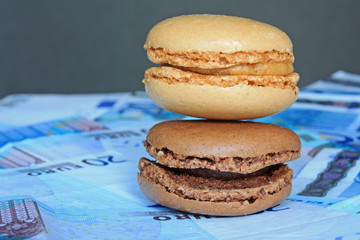 Macaron café et chocolat sur billets de 20 euros 