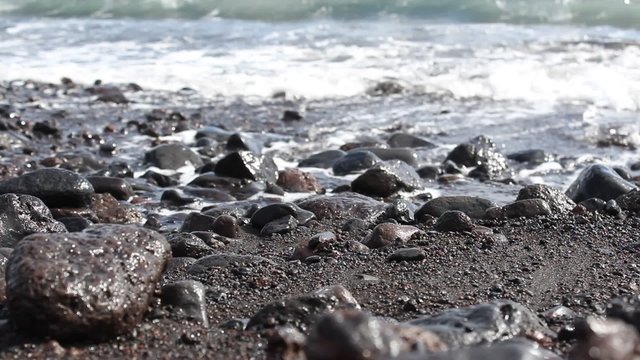 Steine im Wasser - Wellen am Strand Nahaufnahme - Meer Landschaft