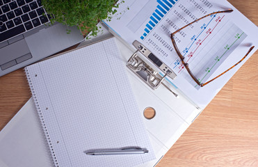 Arbeit im B&uuml;ro - Arbeitsplatz mit Ordner und Laptop