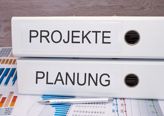 Projekte und Planung - Zwei Ordner im Büro