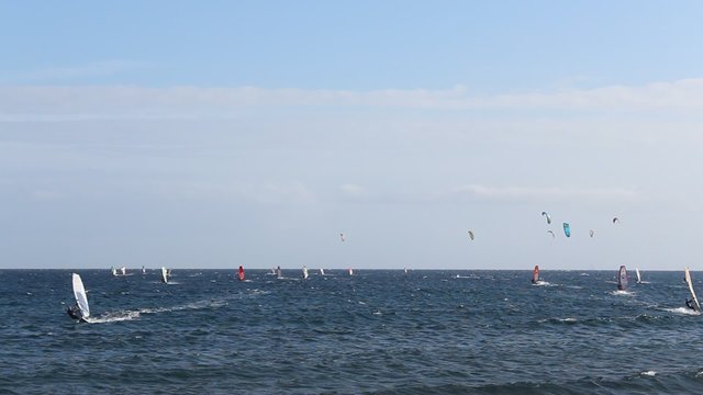 Viele Wind Surfer und Kite Surfer in Medano - Surfer Strand "El Medano", Teneriffa