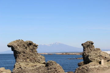 庄内海岸と冠雪の鳥海山