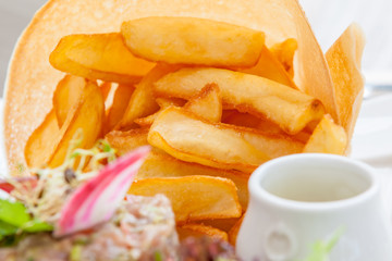 cornet de frites et tartare de thon